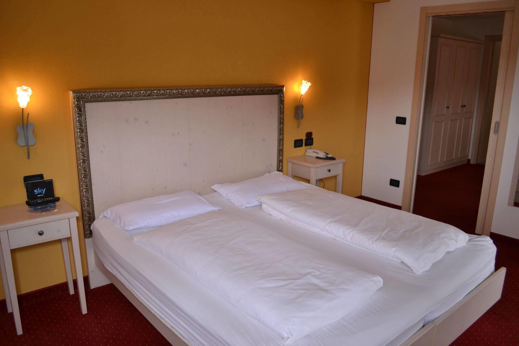 Hotel Piccolo Tibet ลีวินโญ ภายนอก รูปภาพ