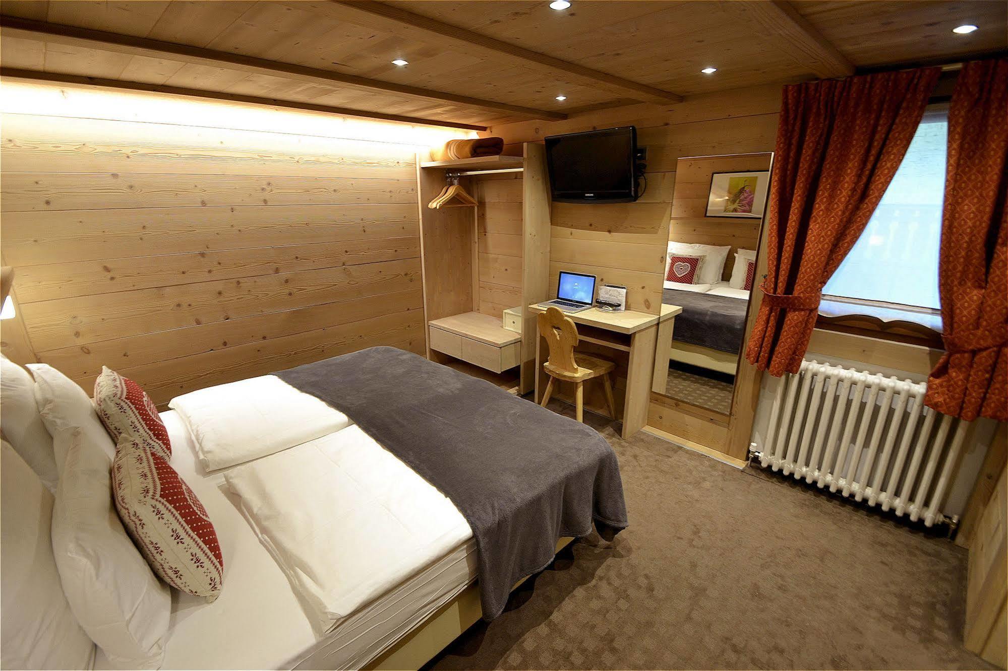 Hotel Piccolo Tibet ลีวินโญ ภายนอก รูปภาพ