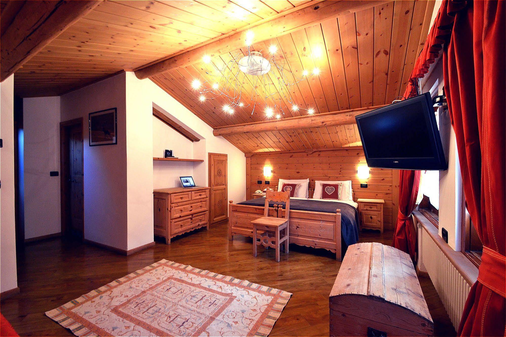 Hotel Piccolo Tibet ลีวินโญ ภายนอก รูปภาพ